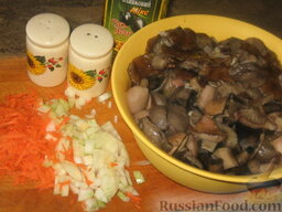 Грибная  икра: Отваренные грибы откинем на дуршлаг и ополоснем горячей водой из чайника. Как и ожидалось, объем грибов уменьшился почти в три раза. У меня чуть больше 1 литра вареных грибов. Для икры еще надо взять 2 луковицы, 1 морковь, соль, черный молотый перец, 3-4 ст. ложки масла растительного.