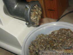 Грибная  икра: Потом прокрутим грибы на мясорубке.