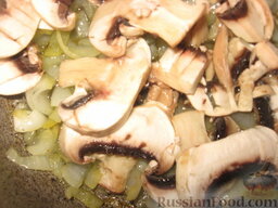 Соте овощное с грибами: Как приготовить овощное соте с грибами:    Лук очистить, нарезать полукольцами и обжарить на растительном масле.   Грибы помыть и порезать пластинами, добавить к луку и обжарить.