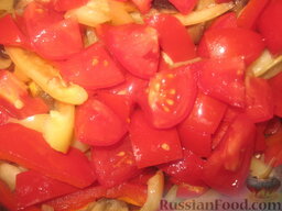 Соте овощное с грибами: Помыть помидоры, порезать кубиками и добавить к овощам. Обжарить 5 минут.