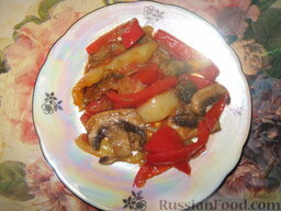 Соте овощное с грибами: В конце жарки добавить соль, перец, специи, чеснок. И через минуту снять овощное соте с грибами с огня.   Приятного аппетита!