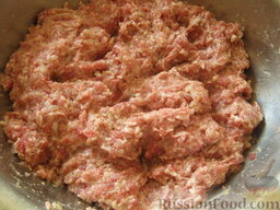 Котлеты жареные из свинины: Мясной фарш смешать с яйцом, солью и перцем. Все перемешать до однородного состояния и сформировать котлеты овальной или круглой формы.