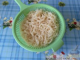 Спагетти с фаршем и овощами: Откидываем спагетти на дуршлаг.
