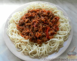 Спагетти с фаршем и овощами: Оформить пасту с овощами и фаршем можно двумя способами.  Первый способ: выкладываем горячие спагетти на блюдо, а поверх них, в центр, кладем фарш с овощами.