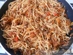 Спагетти с фаршем и овощами: Второй способ: смешиваем спагетти с фаршем и овощами.