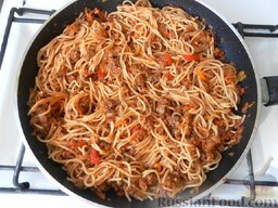 Спагетти с фаршем и овощами: Томим на слабом огне около минуты, после чего можно выключить огонь. Спагетти пропитаются соусом и ароматом ингредиентов.