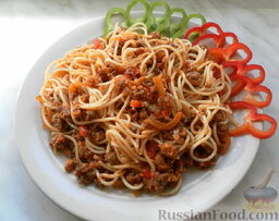 Спагетти с фаршем и овощами: Подавать спагетти с овощами и фаршем в горячем виде как второе блюдо.  Приятного аппетита!