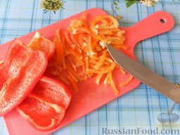 Спагетти с фаршем и овощами: Сладкий перец режем тонкой соломкой.