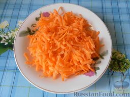Спагетти с фаршем и овощами: Морковь натираем на средней терке.