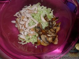 Салат "Ласточкино гнездо": Капуста, обжаренное куриное филе, грибы.