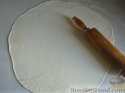 Домашние вареники с творогом: Раскатать тонкий круг. Затем ножом разрезать тесто на квадратики.