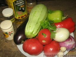 Овощное рагу "Рататоли": Овощи вымоем, срежем плодоножки. Очистим лук.