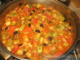 Овощное рагу "Рататоли": Добавляем порезанные свежие помидоры и бульон или протертые помидоры. Накрываем крышкой и тушим 20 минут на маленьком огне.  В конце добавляем базилик, чеснок, солим и перчим. Можем добавить мускатный орех.