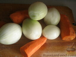 Болгарский перец, фаршированный мясом и рисом: Почистить и помыть репчатый лук и морковь.