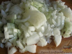 Болгарский перец, фаршированный мясом и рисом: Порезать лук кубиками.