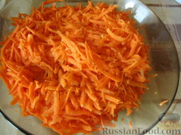 Болгарский перец, фаршированный мясом и рисом: Морковь натереть на крупной терке.