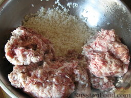 Болгарский перец, фаршированный мясом и рисом: Рис помыть в кипятке. И добавить к мясу.