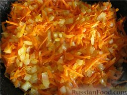 Болгарский перец, фаршированный мясом и рисом: На растительном масле бланшировать лук и морковь.