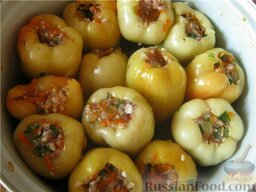 Болгарский перец, фаршированный мясом и рисом: Наполненные фаршем перцы плотно уложить в широкую низкую кастрюлю.
