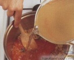 Суп с макаронами и двустворчатыми моллюсками: 1. В большом сотейнике разогреть оливковое масло, выложить лук и готовить, периодически помешивая, до мягкого состояния, в течение около 5 минут.   2. Добавить в сотейник тимьян, чеснок, около 5-6 листочков базилика и резаный чили.  3. Налить в сотейник рыбный бульон и томатное пюре, насыпать сахар, соль и черный молотый перец, перемешать.  4. На сильном огне довести массу до кипения, затем уменьшить огонь и варить около 15 минут, периодически помешивая. Затем выложить в сотейник зеленый горошек и готовить еще 5 минут.  5. Выложить в сотейник макароны и снова довести до кипения, варить до готовности макарон, согласно инструкции на упаковке.  6. Выложить в кастрюлю моллюски и готовить 2-3 минуты. Снять сотейник с плиты, по желанию посолить и поперчить.   Подавать суп в порционных тарелках, украсив листочками базилика.
