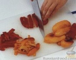 Сырная запеканка с болгарским перцем: Жареный перец нужно порезать широкими полосками.
