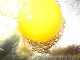 Оладьи скороспелые: Яйцо смешать со стаканом теплой воды, добавить соль, сахар, соду.
