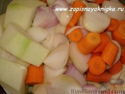 Икра из кабачков с майонезом: Кабачки очистить от кожицы, семян и порезать.  Морковь и лук очистить и крупно порезать.