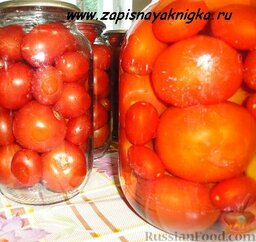 Рецепт вкусных заготовок: помидоры с чесноком на зиму: Банки с помидорами заливаются кипятком, накрываются сверху крышками и стоят 10 минут. За это время готовится чеснок.