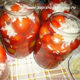 Рецепт вкусных заготовок: помидоры с чесноком на зиму: Помидоры с чесноком по этому рецепту залить кипящим рассолом, закрутить металлическими крышками.