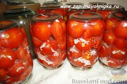Рецепт вкусных заготовок: помидоры с чесноком на зиму: Банки с помидорами в чесночной заливке перевернуть, 