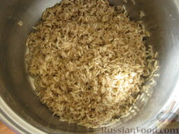 Рис отварной: Как приготовить отварной рис:    Рис предварительно несколько раз промываем. Кладём в кастрюлю и заливаем водой. Сразу солим и наливаем растительное масло.