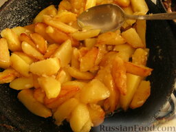 Картофель жареный с грибами: Затем картошку солим и кладем мелко резанный чеснок.