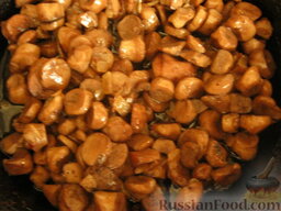 Картофель жареный с грибами: Параллельно с картофелем жарим с луком на растительном масле грибы. Солим и перчим.