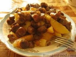 Картофель жареный с грибами: На нашу картошечку выкладываем грибочки.  Приятного аппетита!