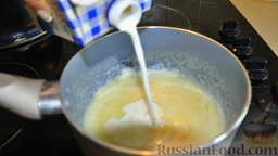 Запеканка из кабачков с соусом бешамель: Добавить молоко, соль, немного мускатного ореха и довести до кипения.