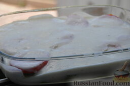 Запеканка из кабачков с соусом бешамель: Залить соусом так, чтобы он немного покрывал помидоры.