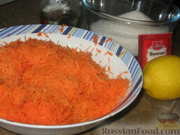 Морковные конфеты: Как приготовить морковные конфеты:    Морковь чистим и натираем на мелкой терке. Пересыпаем морковь сахаром в кастрюле с толстым дном и ставим на очень медленный огонь. Воду не добавляем, морковь пустит немного сока и этого будет достаточно.