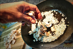 Холостяцкий ужин № 9. Горячие бутерброды с грибами под сыром: Разогреваем в сковороде масло, добавляем нарезанный лук, немного пассеруем его, а затем добавляем грибы.   Если грибы используем маринованные, тогда этот этап можно пропустить или обжарить один лук. Это уже как вам нравится - грибы с луком или без.