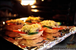 Холостяцкий ужин № 9. Горячие бутерброды с грибами под сыром: ...отправляем бутерброды с грибами в разогретую до 200 градусов духовку. На 7-10 минут.
