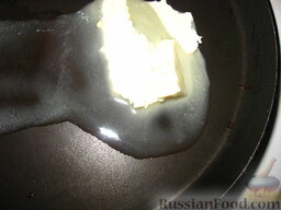 Яичница в перцах: Растопить на горячей сковороде сливочное масло.
