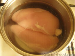 Салат из куриной грудки: Моем и ставим варить куриное филе, сразу солим и добавляем специи. Сварится за минут 30-40.