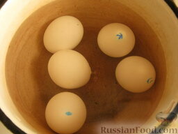 Салат из куриной грудки: Сварим вкрутую куриные яйца. После закипания варю 10 минут.