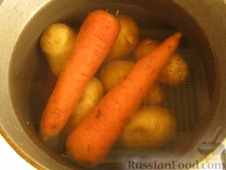 Салат из куриной грудки: Моем морковь и картошку, можно сварить вместе. Только картофель сварится минут за 30, а морковь еще поварится минут 10-15.