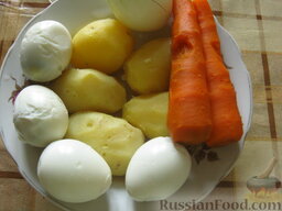 Салат из куриной грудки: Чистим и остужаем все овощи и яйца.