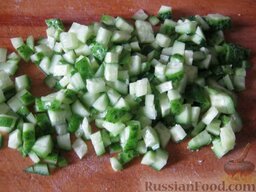 Салат из куриной грудки: Помыть и мелко кубиками порезать огурцы. Сверху выложить на картофель. Сверху майонез.