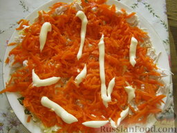 Салат из куриной грудки: Затем слой тертой моркови и майонез.