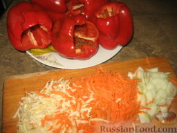 Перец, фаршированный овощами: Морковь и сельдерей трем на крупную терку, а лук мелко режем.
