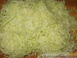 Перец, фаршированный овощами: Капусту шинкуем мелкой соломкой и перетираем с солью.