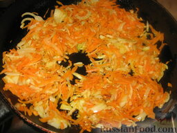 Перец, фаршированный овощами: На 2 ст. ложках масла пассируем лук, морковь и сельдерей.