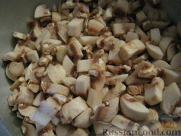 Начинка для пирожков  из курицы и грибов: Моем и чисти грибы. Нарезаем кубиками.